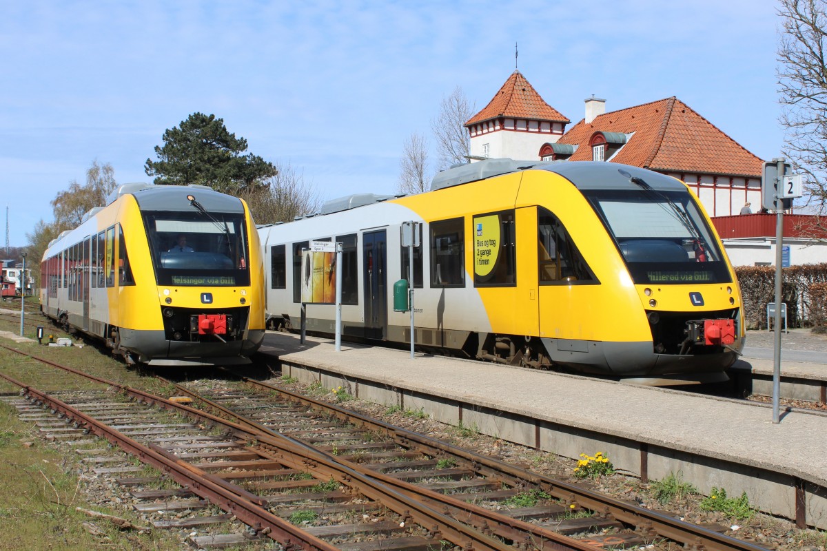 Lokalbanen (Helsingør - Hornbæk - Gillleje - Hillerød) am 16. April 2014: Zwei Triebzüge des Typs LINT 41 treffen sich am Bahnhof Grønnehave.