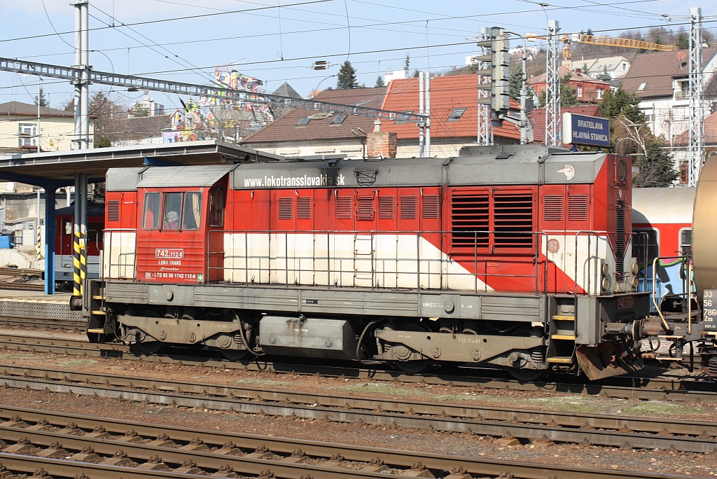 Loko Trans Slovakia 742 112-6 (UIC-Nr.: SK-LTS 92 56 1 742 112-6) am 18.März 2015 Bratislava hl.st..