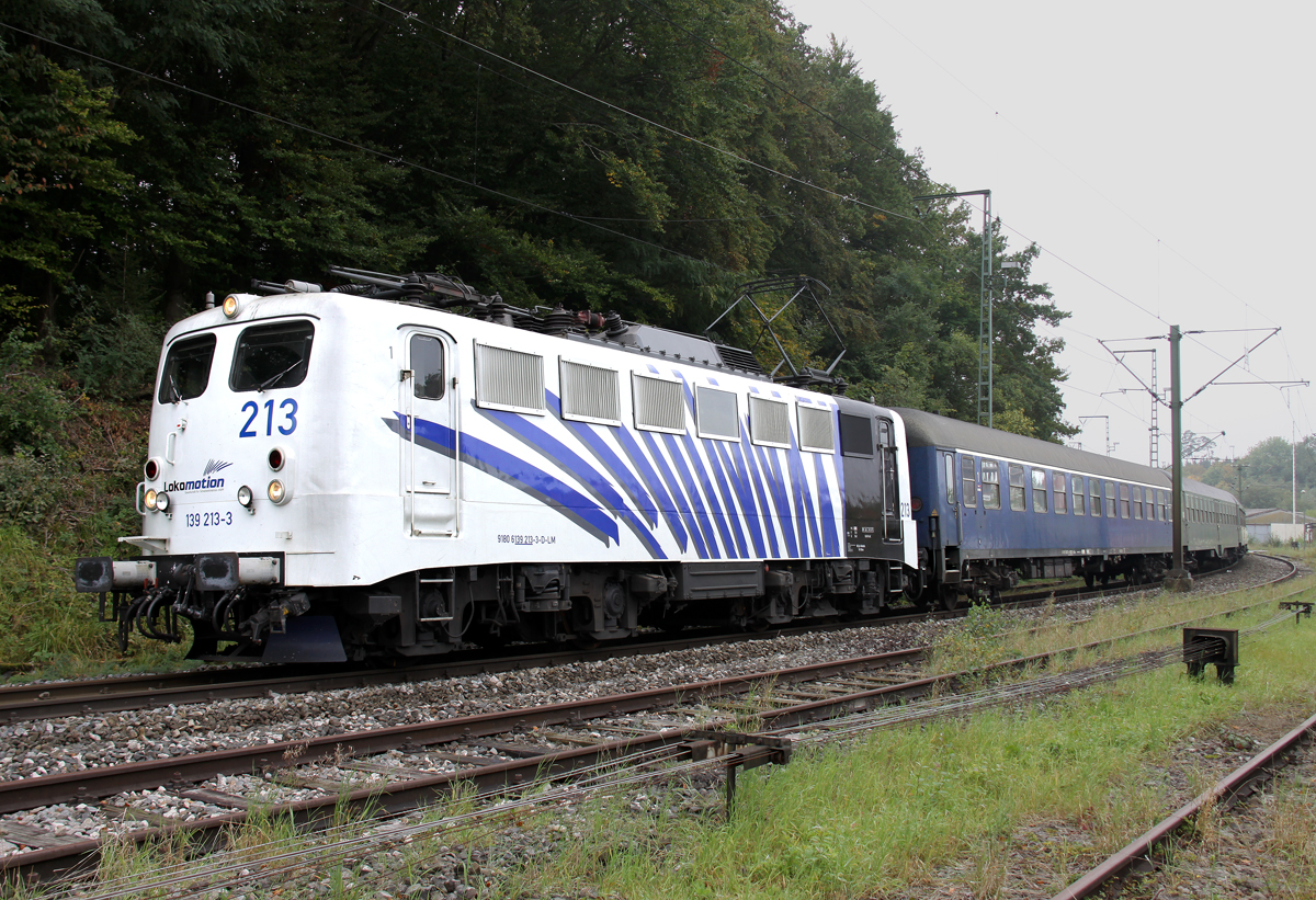 Lokomotion 139 213-3 mit einem historischen Leerzug von Stuttgart nach Nrdlingen beim kurzen Halt in Goldshfe am 07.10.2013