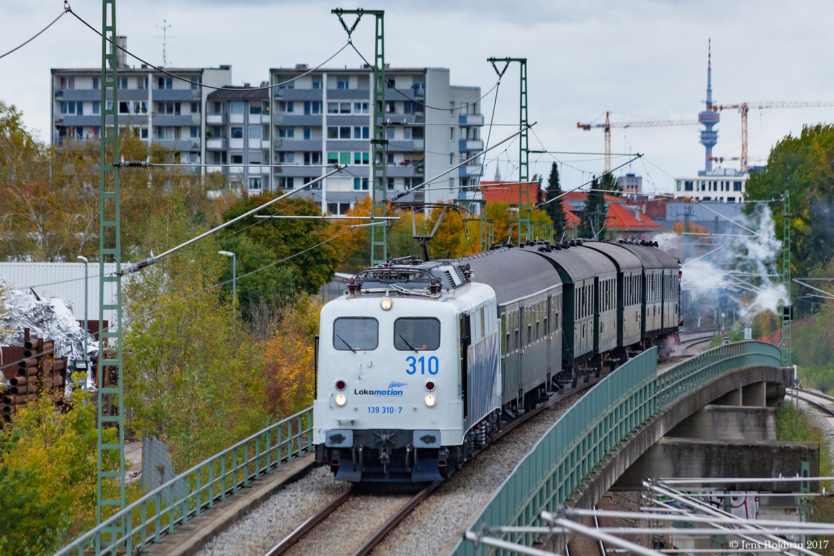Lokomotion 139 310 wurde für die Dreiecksfahrten des Bayerischen Localbahnvereins (BLV) anscheinend vorher extra gewaschen und macht dabei auch als Zuglok eine gute Figur. München-Giesing, 08.10.2017
