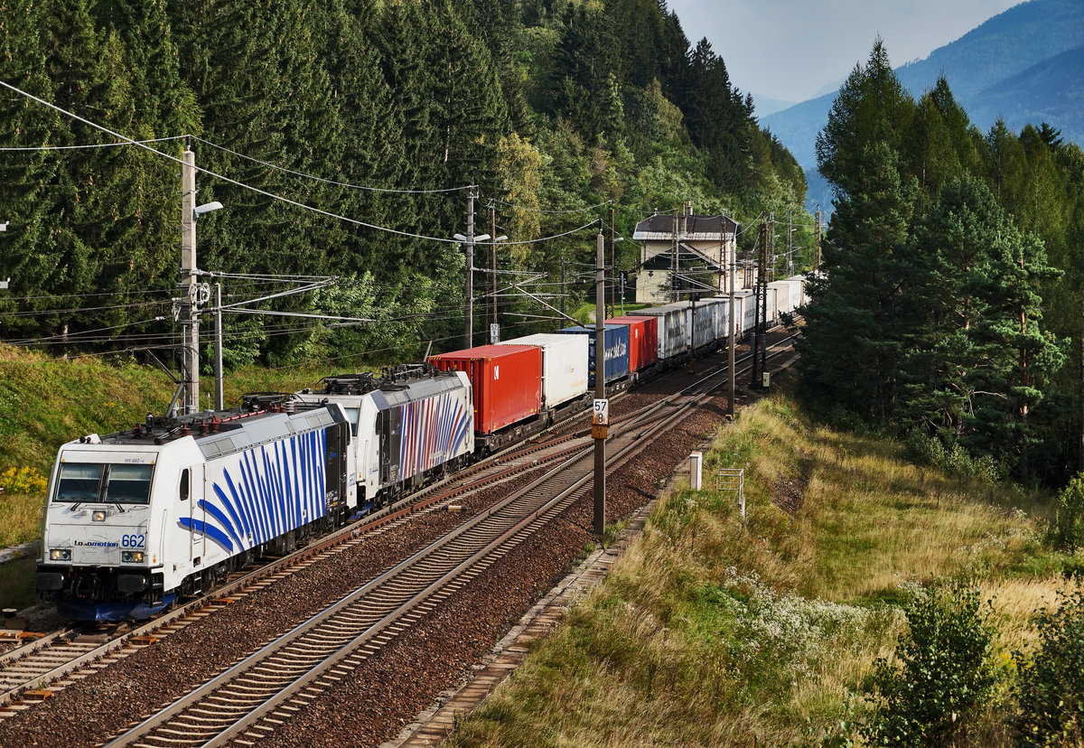 Lokomotion 185 662 und 186 444 donnern bei Penk mit dem Ekol den Tauern hinauf.
Aufgenommen am 11.9.2016.