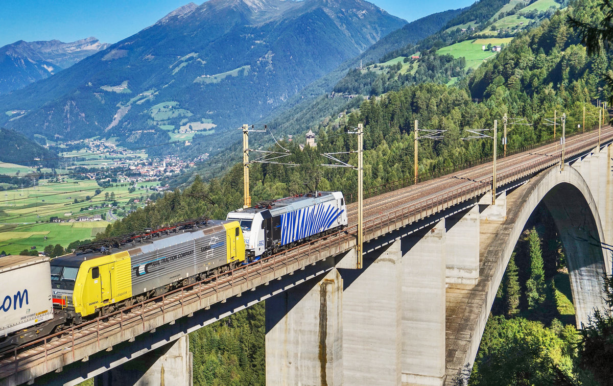 Lokomotion 185 662 und RTC 189 903 überqueren mit dem EKOL die Pfaffenberg-Zwenberg-Brücke bei Penk.
Aufgenommen am 27.8.2016.