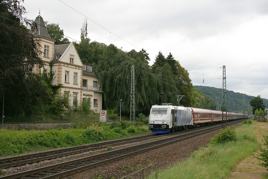 Lokomotion 185 663 mit DPE 2221 Itzehoe - Stuttgart Hbf (Sonderleistung).
Fotografiert am 2. August 2008 in Bad Breisig. 