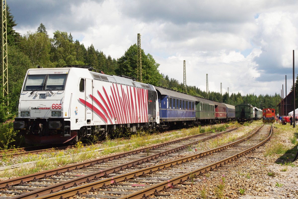 Lokomotion 185 666 mit dem Historischen Dampfschnellzug am 16.08.2014 in der Abstellgruppe des Bahnhof Seebrugg am Schluchsee.