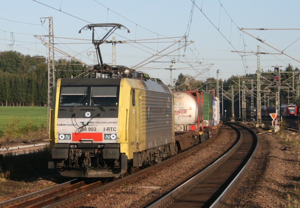 Lokomotion 189 903 mit Gterzug Richtung Rosenheim am 14.10.2011 in Grafing Bahnhof, aufgenommen vom westlichen Bahnsteigende