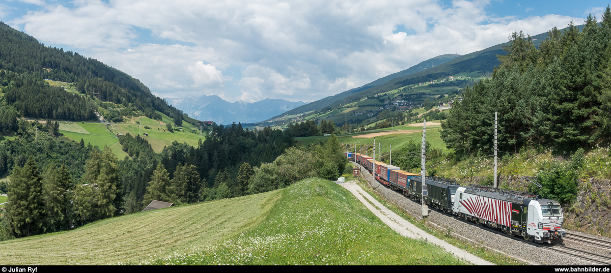 Lokomotion 193 775 und 189 032 mit einem Winner-UKV-Zug am 25. Juli 2018 bei Mühlbachl.