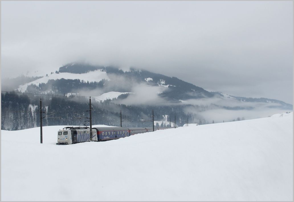 Lokomotion 260 mit dem Alpen Express (Den Haag-Bischofshofen) am 02.02.2019 nahe Fieberbrunn. 