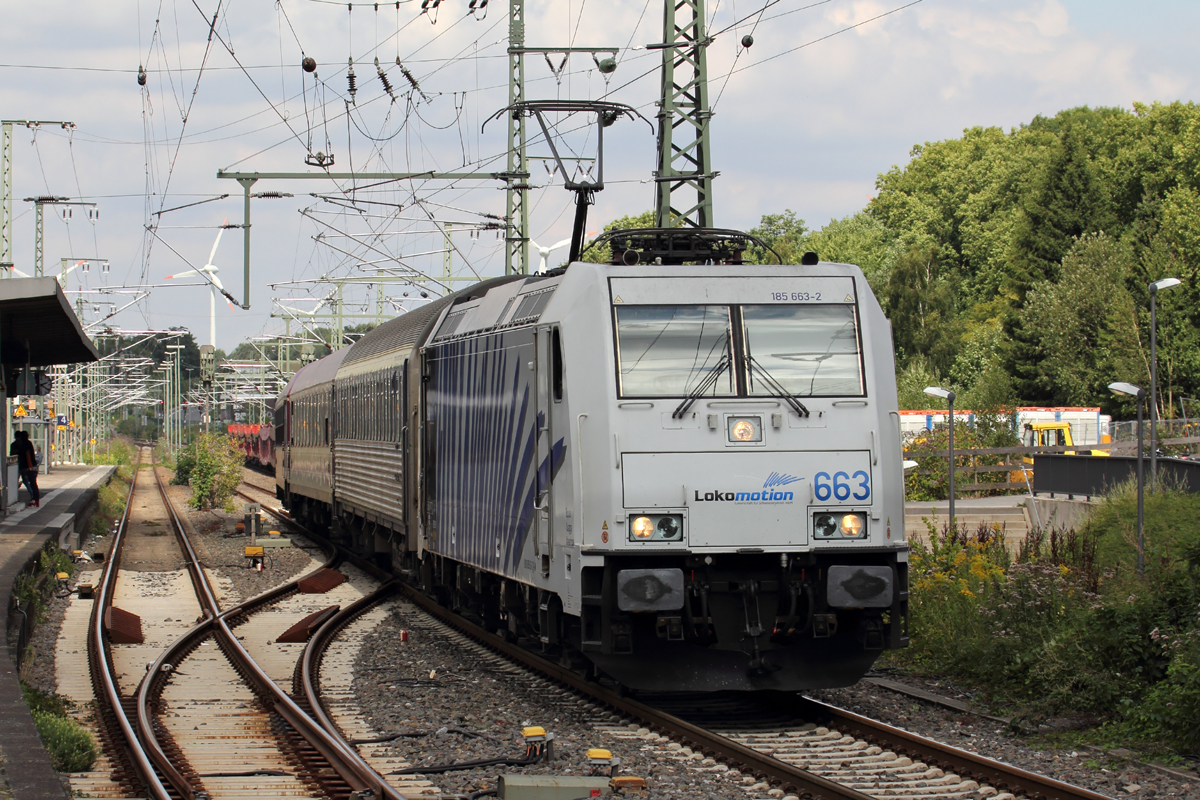 Lokomotion 663 (185 663-2) durchfährt mit einem Autoreisezug Recklinghausen Hbf. 9.8.2017