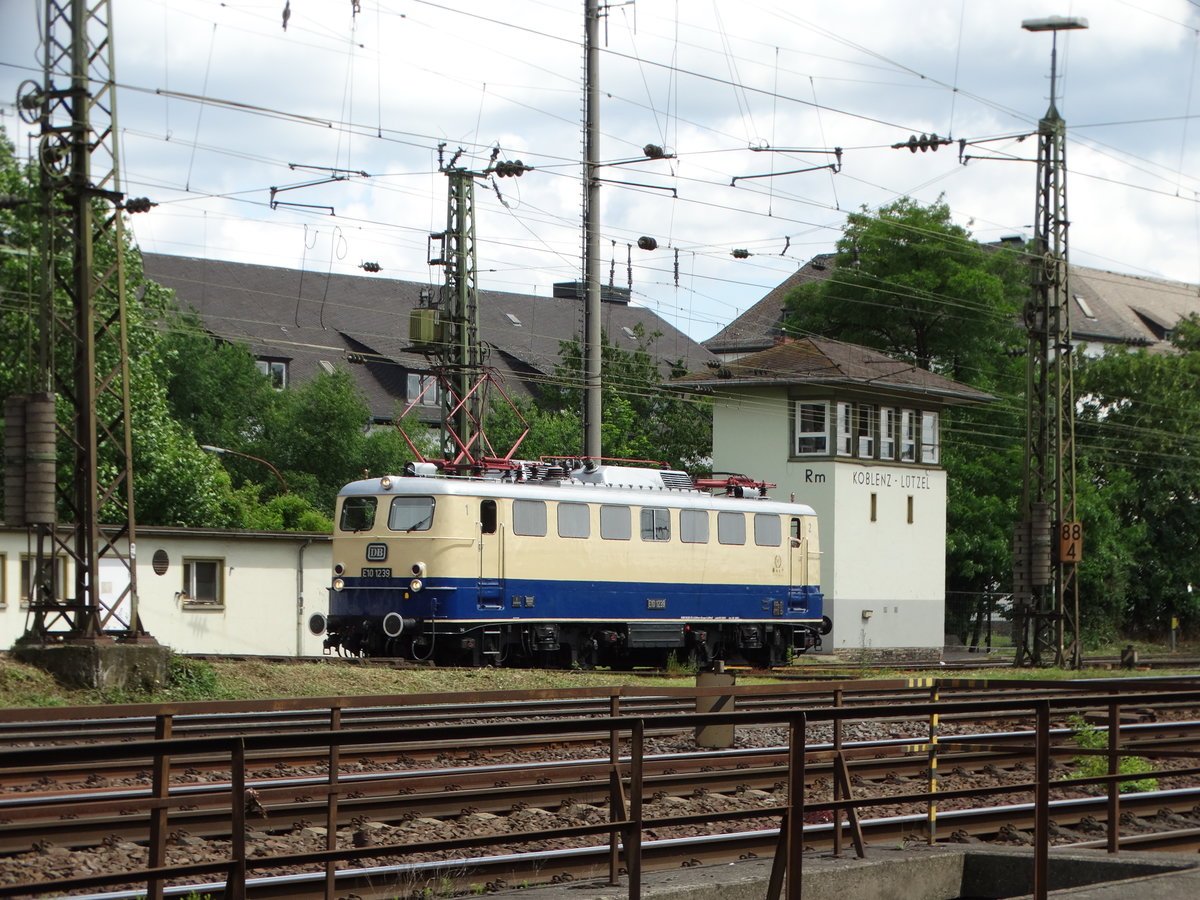 Lokomotiv Club 103 e.V. E10 1239 (110 239-1) am 18.06.16 in Koblenz von einen Gehweg aus fotografiert