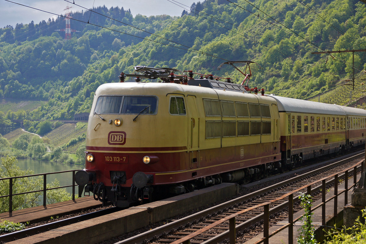 Lokomotive 103 113-7 am 01.05.2018 auf dem Pündericher Viadukt ( Mosel).