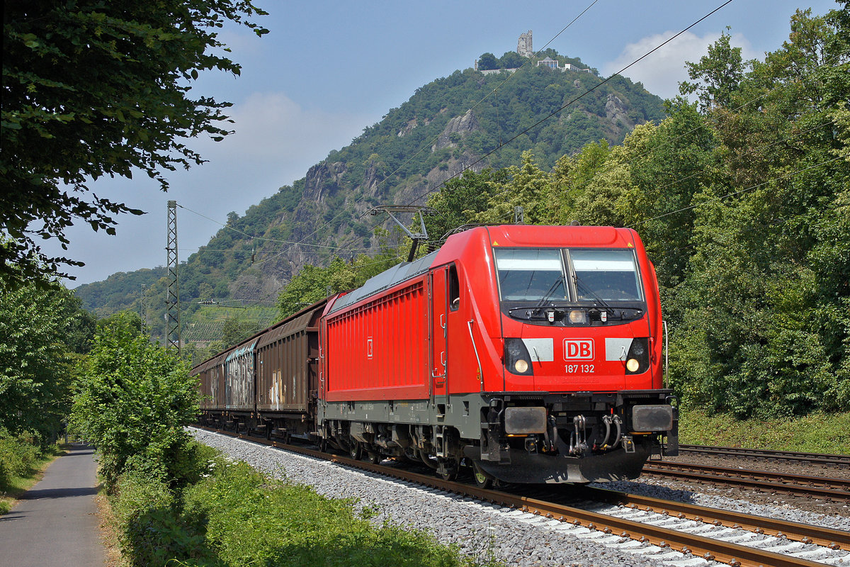 Lokomotive 187 132 am 06.07.2018 in Rhöndorf
mit Drachenfelsen und Drachenburg.