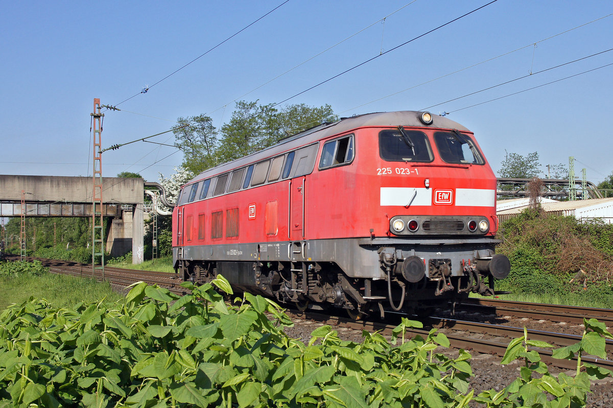 Lokomotive 225 023-1 am 12.05.2015 in Bottrop.