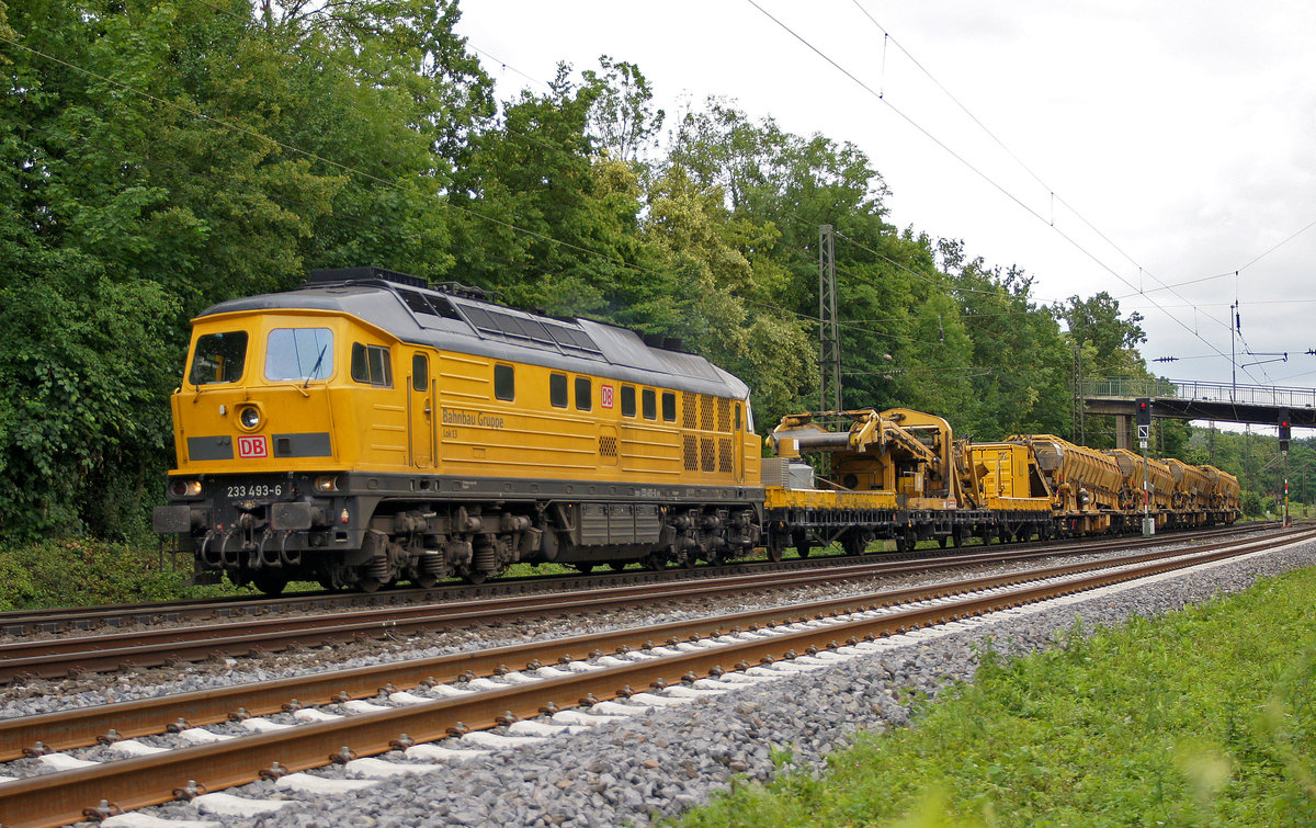 Lokomotive 233 493-6 mit Bauzug am 17.06.2018 in Rhöndorf.
