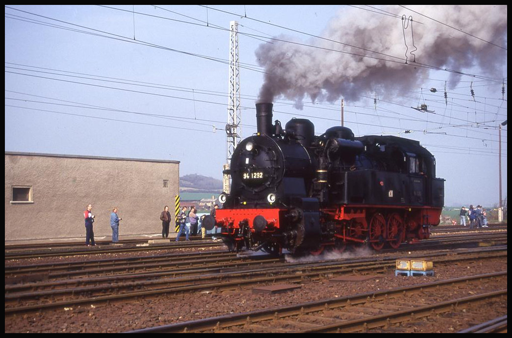 Lokparade am 17.4.1993 am BW Arnstadt:941292 dampft vom HBF kommend in Richtung BW Arnstadt.