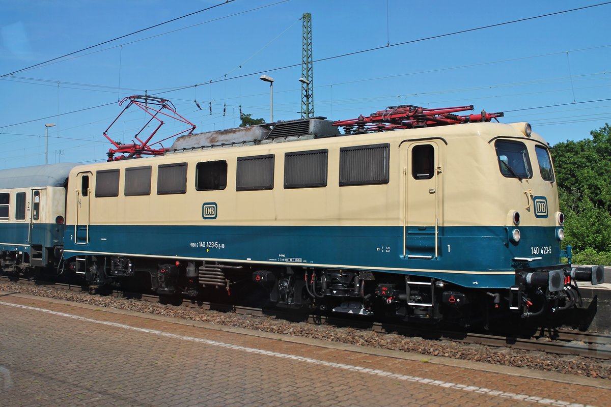 Lokportrait von 140 423-5, welche am Nachmittag des 14.06.2015 mit einem Pendelzug (Koblenz Lützel - Koblenz Hbf - Koblenz Lützel) zusammen mit der E40 128 am Zugende durch Koblenz Lützel gen Hauptbahnhof fuhren.