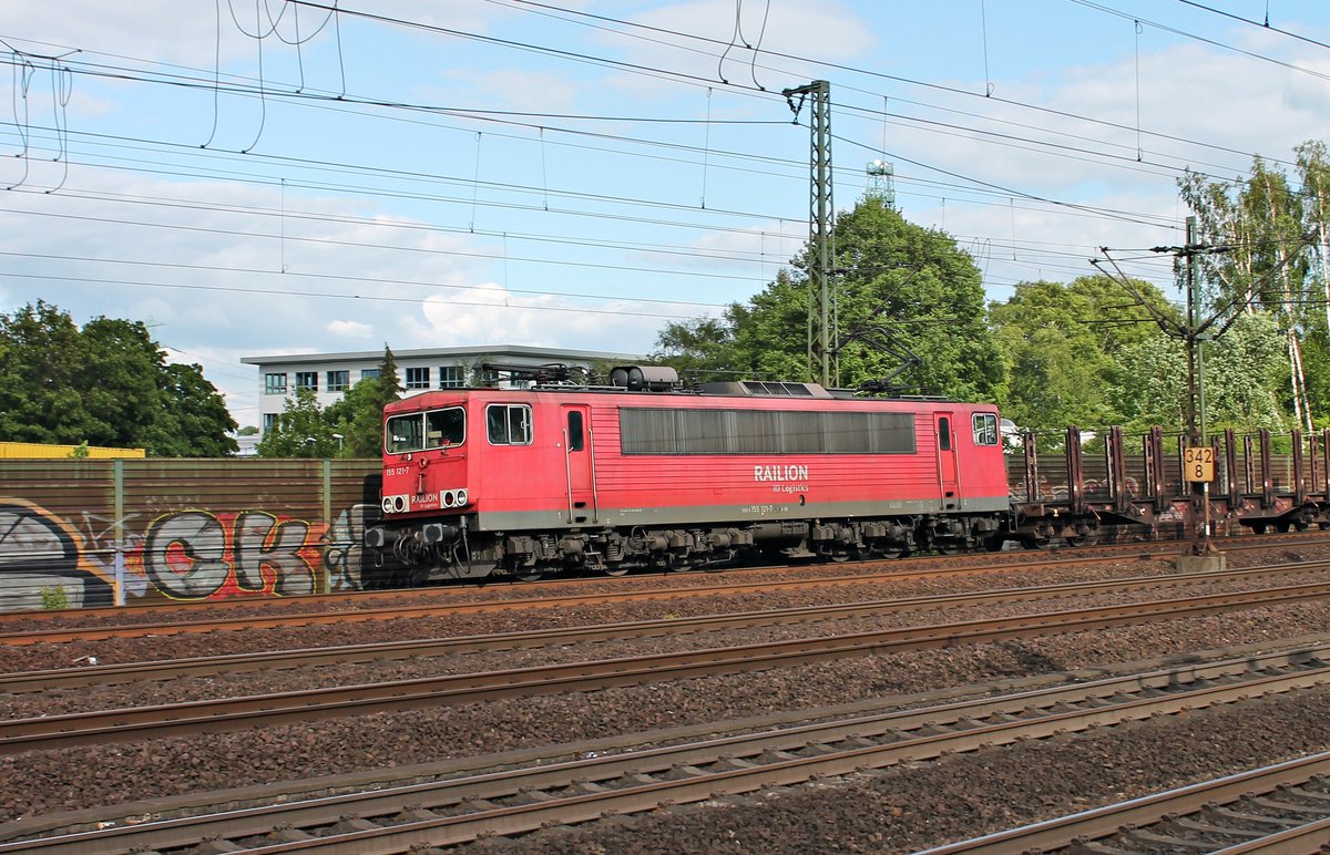Lokportrait von 155 121-7, als sie am 26.05.2015 mit einem gemischten Güterzug durch Hamburg Harburg gen Norden fuhr.