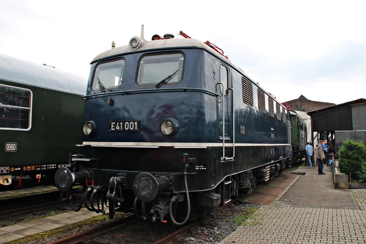 Lokportrait von der 60 Jahren  jungen  Dame E41 001, als sie am 18.06.2016 während dem Sommerfest 2016 auf dem Außengelände vom DB Museum in Koblenz Lützel stand.