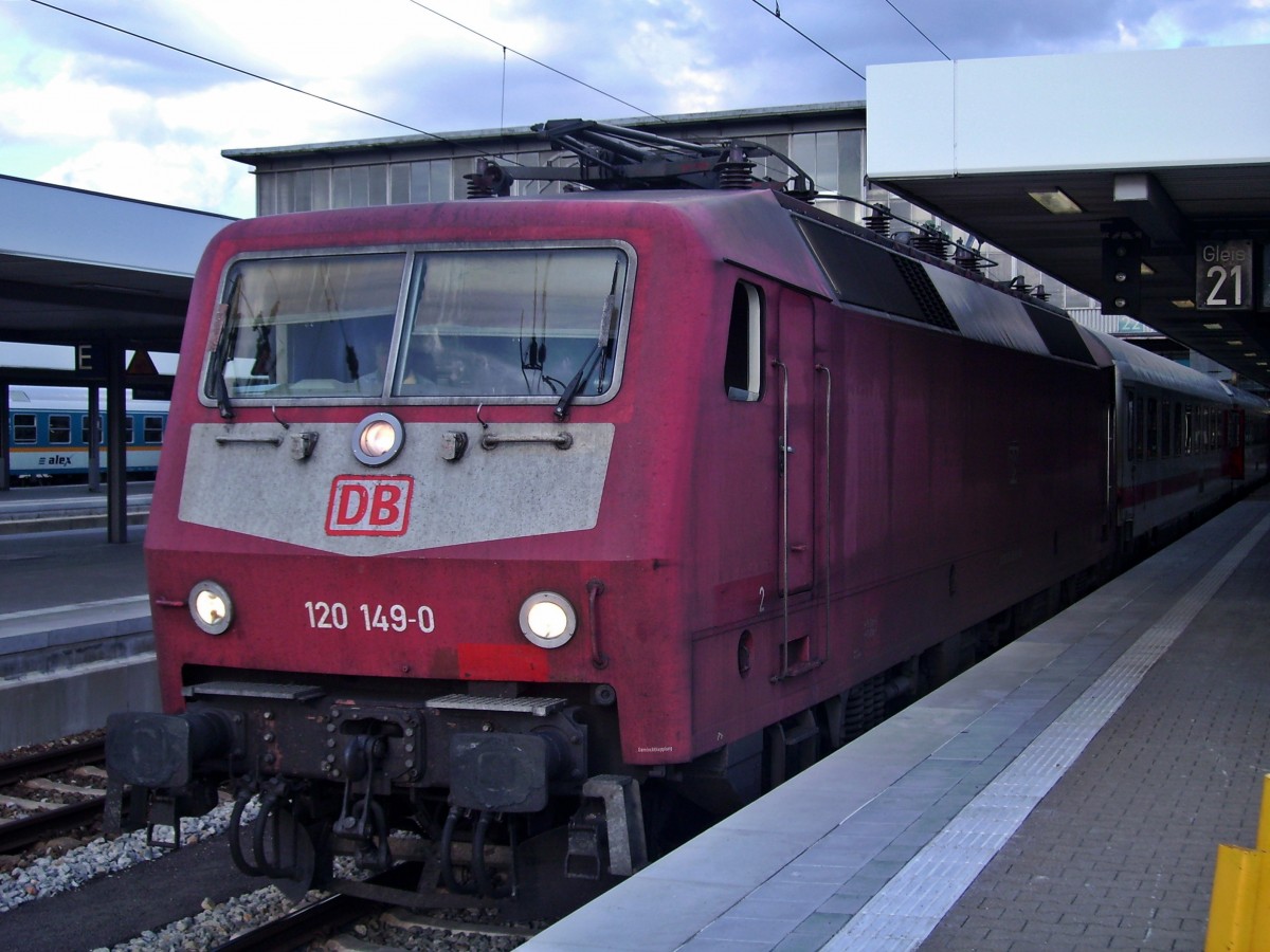 Lokportrait von der Orientroten 120 149-0, als sie am 16.08.2011 mit einem IC nach Karlsruhe Hbf auf Gleis 21 in München Hbf steht.