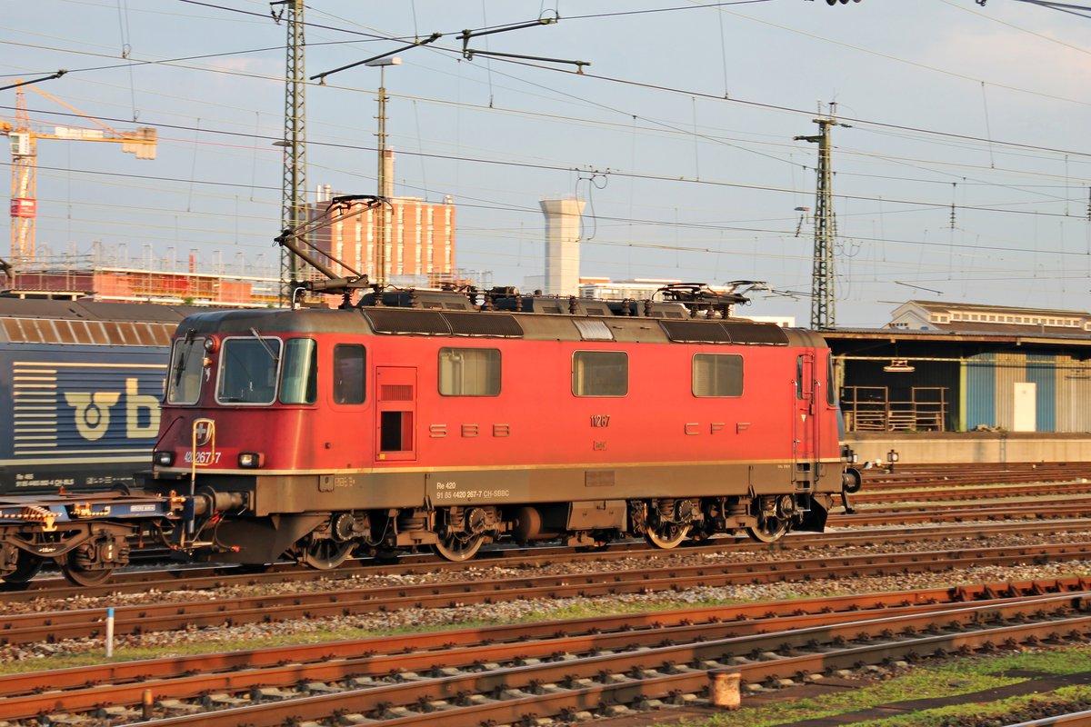 Lokportrait von Re 420 267-7 (Re 4/4 11267), als sie am Morgen des 07.06.2016 durch den Badischen Bahnhof von Basel mit einem gemischten Güterzug gen Basel Bad Rbf fuhr.