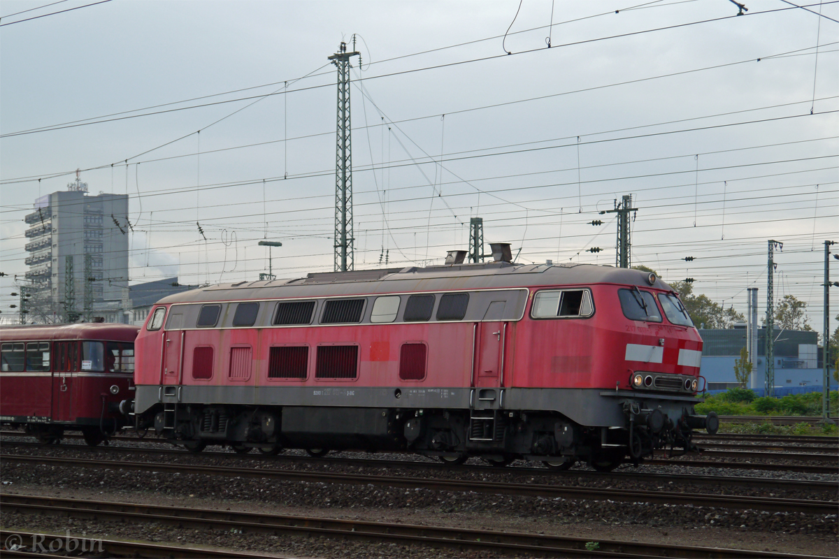 Lokpoträt der 217 017-3, der man die lange Abstellzeit noch deutlich ansieht. Aber sie hat noch gültige Fristen und fährt aktuell für die Pfalzbahn, so auch am 25.10.2014, als sie einen Sonderzug der Historischen Eisenbahn Mannheim in den Mannheimer Hafen zog.