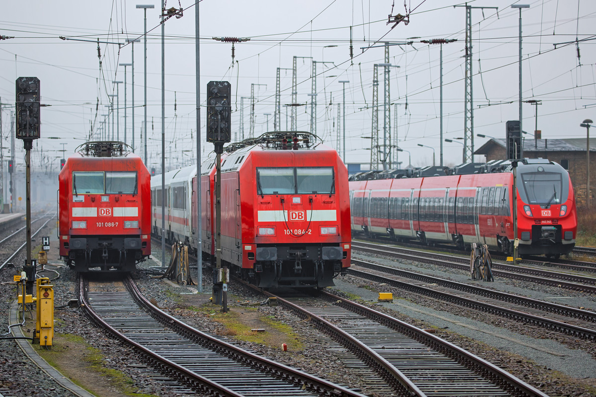 Loks der BR 101 warten in Stralsund auf ihren Einsatz an verschiedenen ICs. - 05.02.2012