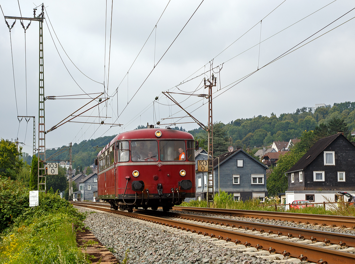 
Lokschuppenfest im Südwestfälisches Eisenbahnmuseum in Siegen, anlässig diesem wurden Schienenbus Pendelfahrten zwischen Siegen und Kreuztal angeboten. Hier fährt der  echte  Uerdinger  Schienenbus 796 690-6 (95 80 0796 690-6 D-EVG) vom dem Förderverein Schienenbus e.V. Menden (ex DB 796 690-6, ex DB 798 690-4 und ex DB VT 98 9690) am 08.08.2015 durch Siegen-Weidenau in Richtung Siegen. 

Der Motorwagen wurde 1960 von der Waggonfabrik Uerdingen AG unter der Fabriknummer 66577 gebaut.

Übrigens, wer es heute verpasst hat, morgen am 09.08. geht es weiter mit dem Lokschuppenfest und den Pendelfahrten.