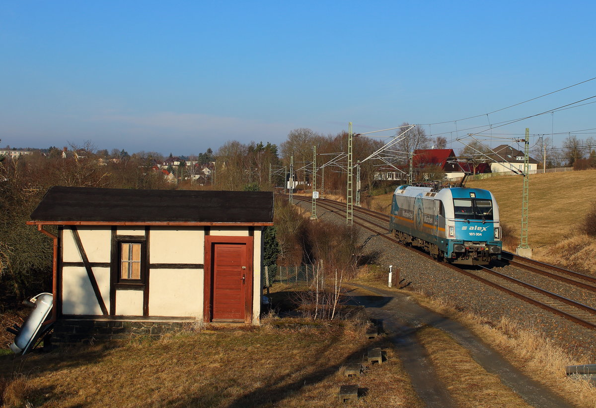 Loküberführungsfahrt von Hof nach Wustermark. Mit der 183 004 der Länderbahn GmbH konnte die Fahrt in Jößnitz bei schönsten Sonntagsmorgensonnenschein am 12.03.2018 aufgenommen werden. 