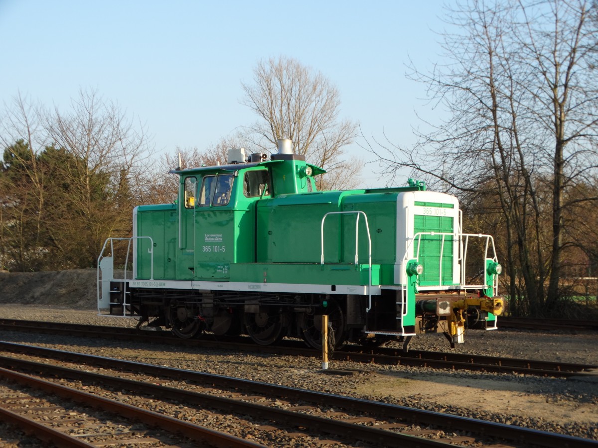 Lokvermietung Sascha Dehn 365 101-5 am 17.03.16 in Hafen Hanau von einen Gehweg aus fotografiert