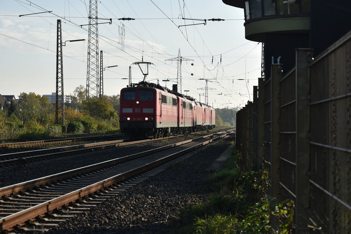 Lokzug kommt durch Lintorf, vorne zwei 151ziger und hinten daran drei 185ziger.
Samstag 4.11.2017