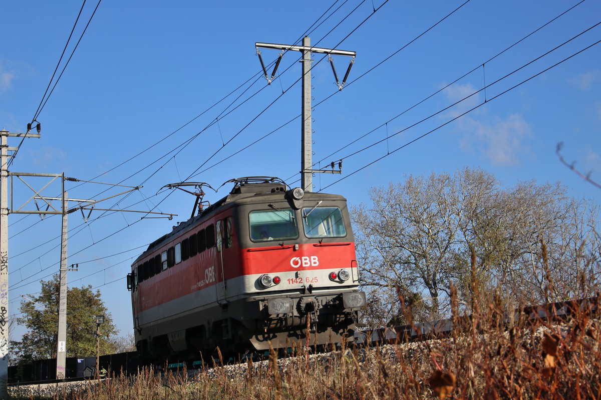 Lokzug mit 1142.625 in Wien Lobau. Die Lok befindet sich genau dort, wo früher die S-Bahn Haltestelle Wien Lobau bestanden hat. Diese wurde restlos entfernt, wie auf der Aufnahme zu erkennen ist. (13.11.2016)