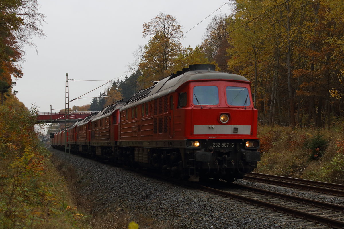 Lokzug von Nürnberg nach Seddin mit 4x232 4x152 und 1x 185. Zuglok die 232 587 und wurde bei Jößnitz am 5.11.2016 aufgenommen. 