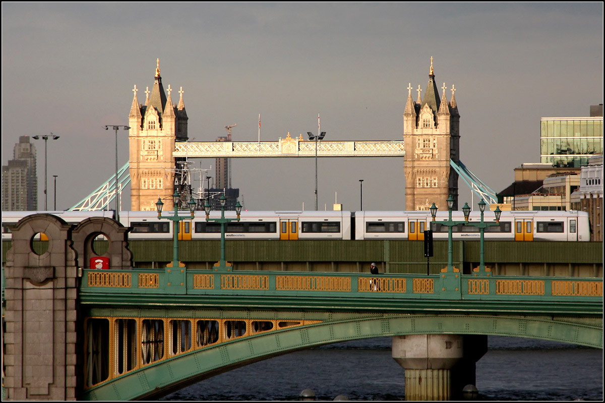 London -

Ein Triebwagen-Zug der South Eastern auf der Cannon Street Railway Bridge über die Themse.

23.06.2015 (M)