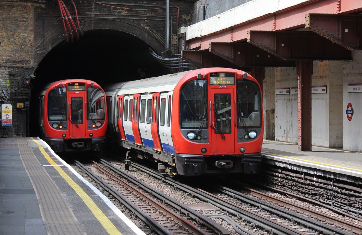 London Underground
Begegnung zweier Züge der Metropolitian-Line: Während ein Triebzug die Station Barbican verlässt, erreicht ein anderer Triebzug der gleicher Baureihe, die Station.
Samstag, 4. August 2018