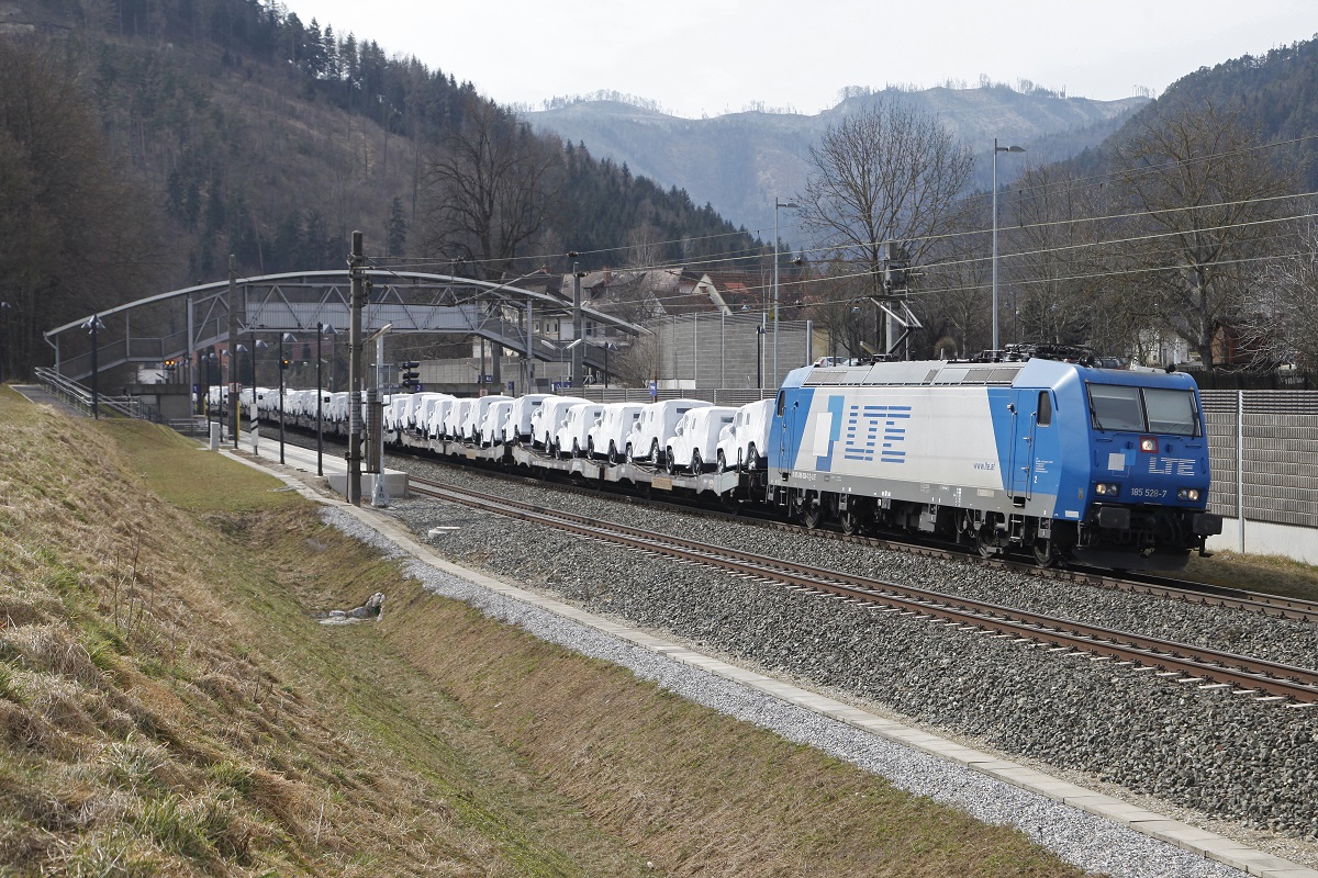 LTE 185.528 fährt am 9.03.2015 mit einem Güterzug durch die Haltestelle Stübing.