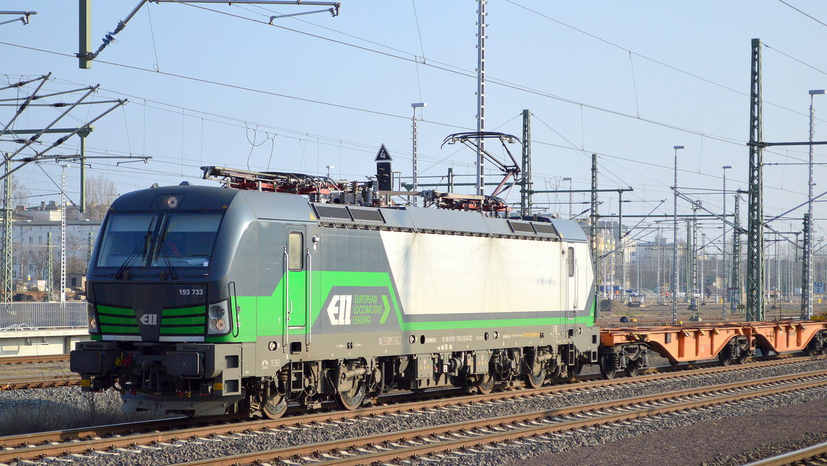 LTE Logistik- and Transport- GmbH mit der ELL Vectron  193 733  [NVR-Number: 91 80 6193 733-3 D-ELOC] und einem leeren Containerzug am 21.03.19 Durchfahrt Magdeburg Hbf.