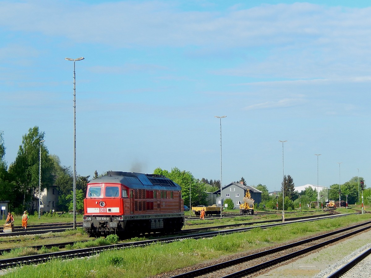 Ludmilla, 233 636-0 bei der Ausfahrt aus dem Grenzbahnhof Simbach/Inn in Richtung Mühldorf; 150508