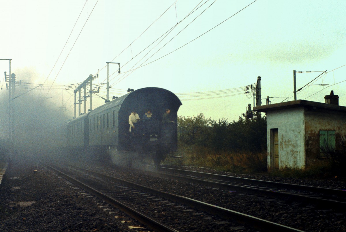 Luxemburg, im Jahr 1974 war die BR 24-009 der Deutschen Reichsbahn mit einem Sonderzug auf dem luxemburgischen Schienennetz zu sehen (zwischen Schifflange und Noertzange). Die Donnerbchse am Ende des Sonderzuges. Scan eines meiner Dias aus dem Jahr 1974.