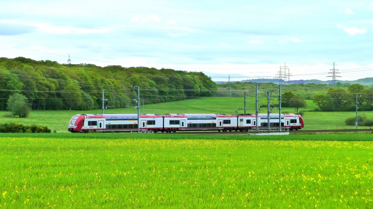 Luxemburg, Strecke Luxembourg-Rodange. Der CFL 2215 zwischen Bascharage und Schouweiler. 04.05.2015