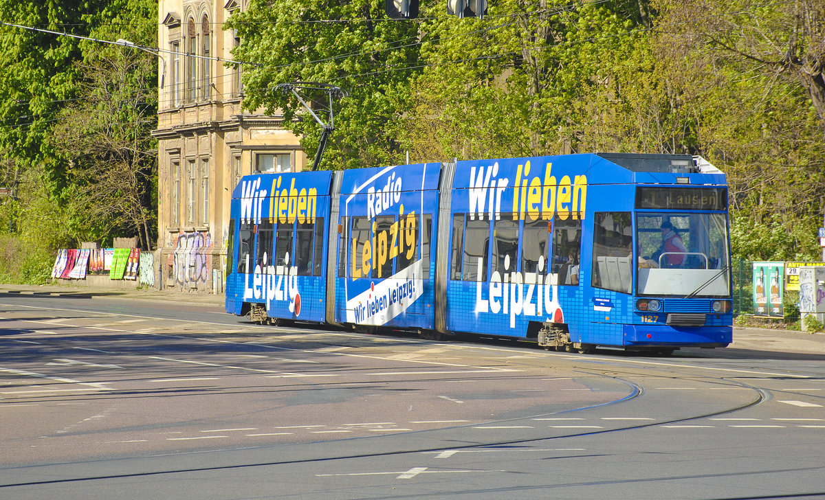 LVB 1127 (Linie 1 nach Lausen) am Westplatz in Leipzig. Aufnahme: 30. April 2017.