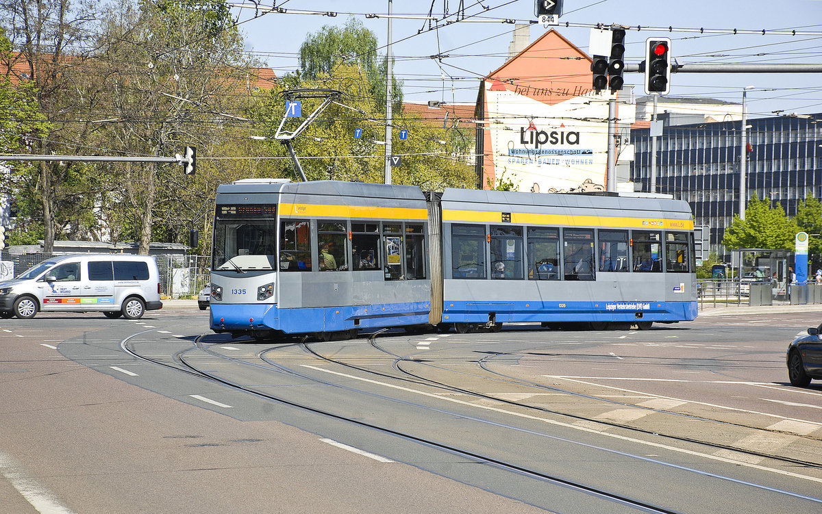 LVB 1335 (Linie 2 nach Grünau Süd) am Westplatz in Leipzig. Aufnahme: 30. April 2017.