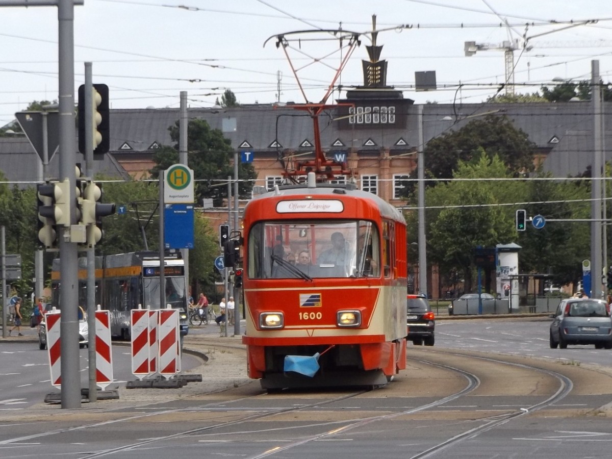 LVB 1600  Offener Leipziger  wartet am 11.07.2015 auf Weiterfahrt in Richtung Augustusplatz.