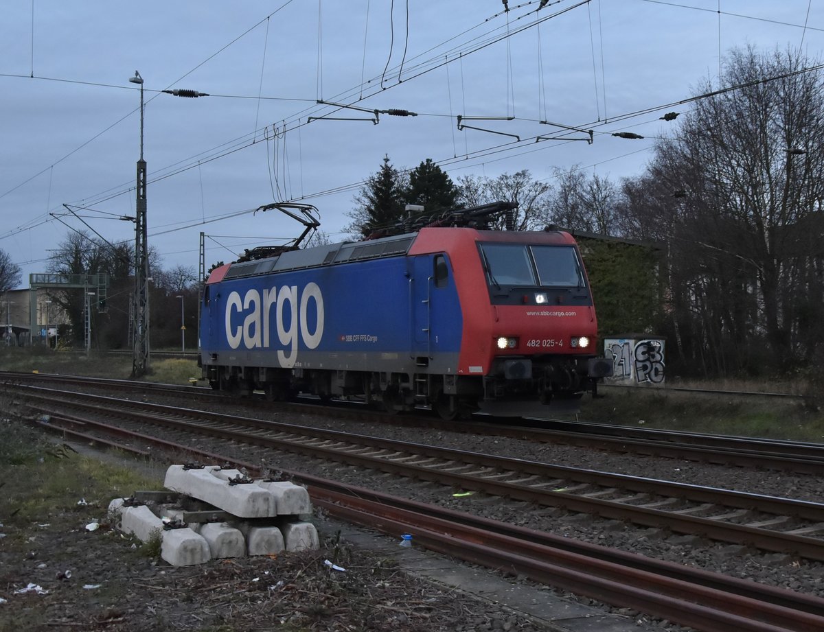 LZ ist die 482 025-4 durch Rheydt gen Aachen fahrend am heutigen Abend den 16.1.2019 zu sehen. 