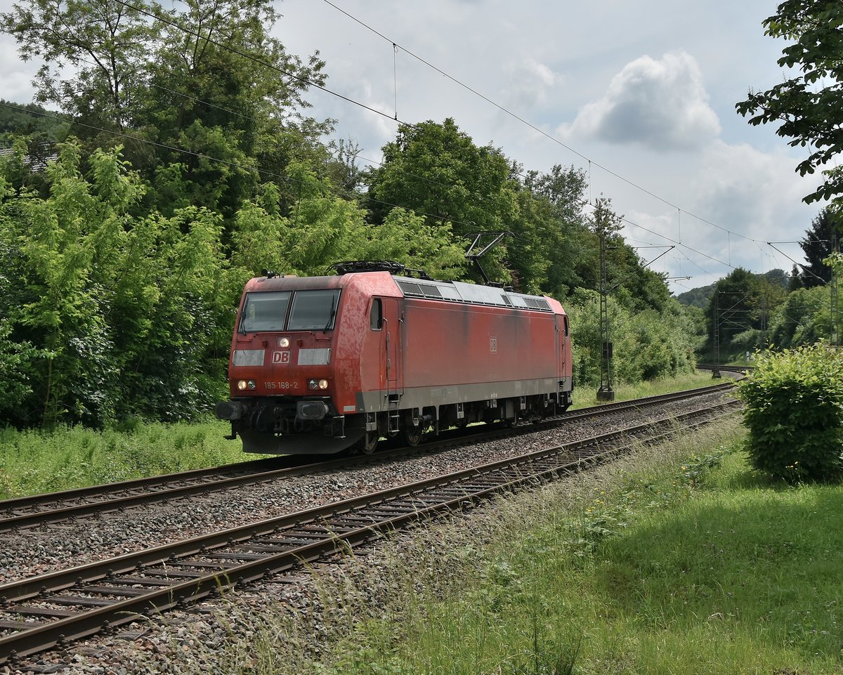 LZ ist hier die 185 168-2 in Neckargerach vor meine Linse geraten, als sie am 24.5.2018 wohl auf Testfahrt gewesen ist in Richtung Heidelberg, hatte doch ungefähr eine Stunde früher der Rudolf Pavel sie von der Fußgängerbrücke aus gen Neckarelz fahren sehen und abgelichtet. 