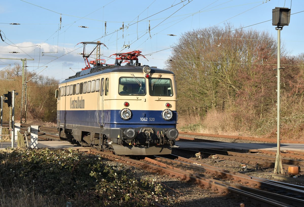 LZ kommt die D-CBB 9180 1042 520-8 am Bü Blumenstraße in Grevenbroich gen Käln durchgefahren. 5.3.2018