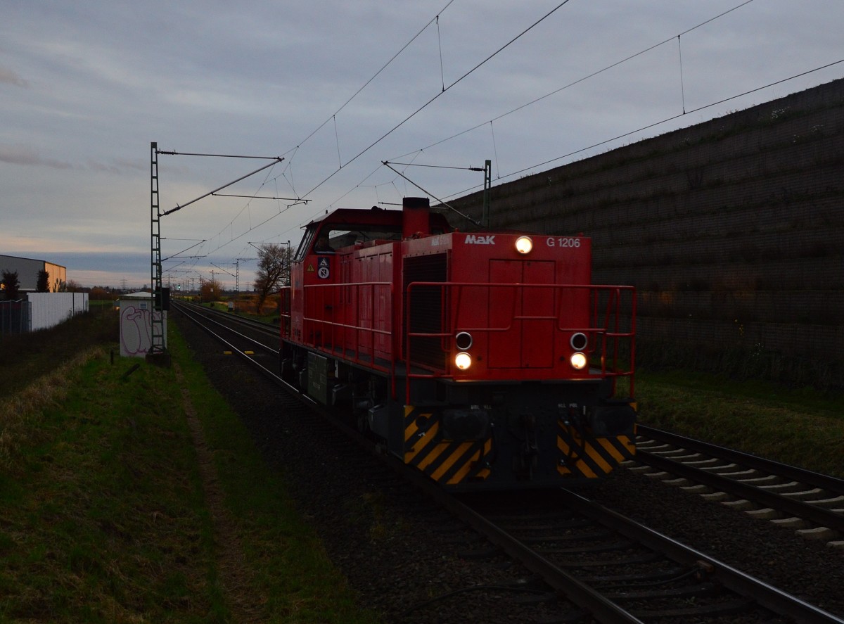 LZ kommt die Railflex 275 111 aus Richtung Dormagen zurück nach dem sie einige Zeit zuvor in die Gegenrichtung zwei Wagon brachte. Allerheiligen 22.12.2015