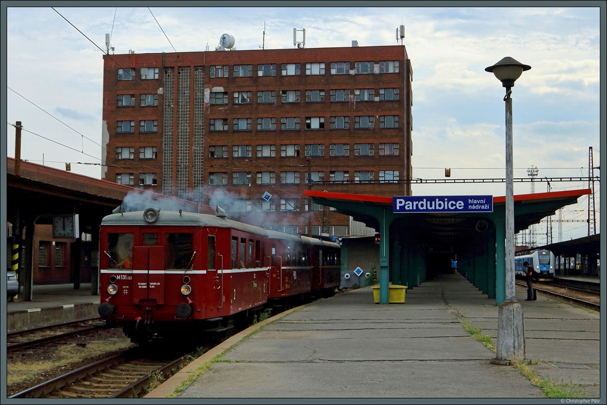 M 131.1228 verlässt am 04.06.2017 als Sonderzug den Bahnhof Pardubice. 