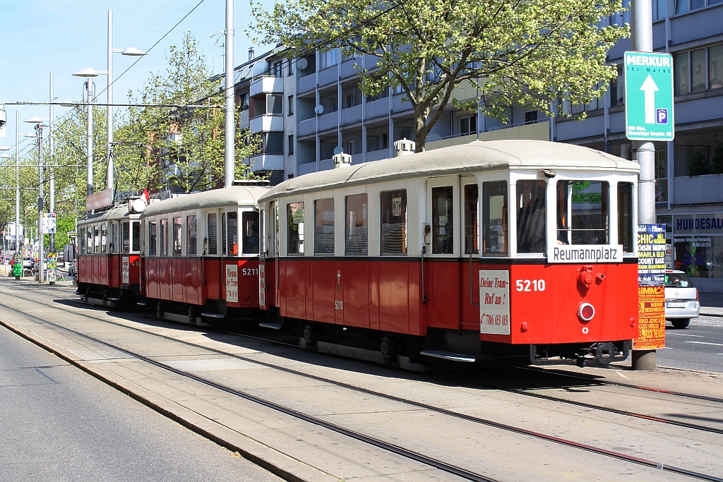 m2 5210 + m2 5211 gezogen vom WTM M 4101 am 25.April 2015 als Zubringer zum Wiener Tramwaytag bei der Haltestelle Fickeystraße.