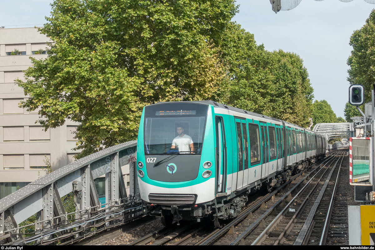Métro Paris RATP MF 01 027 erreicht am 28. August 2017 die Station La Chapelle auf der Linie 2. Die Temperatur in Paris lag gefühlte 10 Grad höher als in London 3 Stunden zuvor.