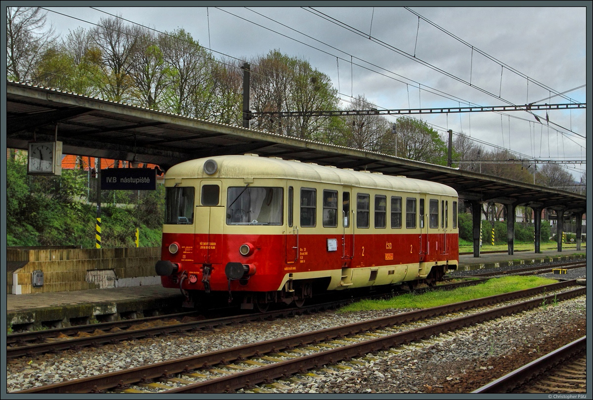 M240.0113 ist am 17.04.2016 auf der Ausflugslinie T4 Lovosice - Most im Einsatz. Im Bahnhof Lovosice wartet der Triebwagen auf die nächste Fahrt nach Třebívlice.