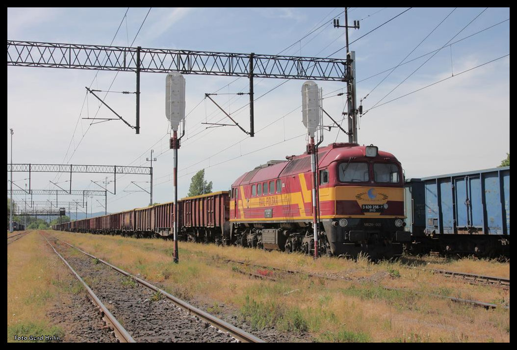 M62M-005 von Rail Polska stand am 22.05.2016 vor einem langen Leerzug im Bahnhof Kamienice Zabkowicki.